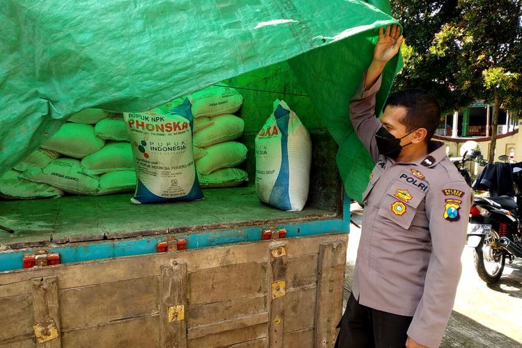 Pupuk bersubsidi disita pihak Polres Blitar karena diduga hendak dikirim ke Kabupaten Ngawi, Selasa (8/2/2022)