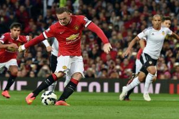 Salah satu aksi penyerang Manchester United Wayne Rooney, pada laga persahabatan melawan Valencia, di Old Trafford, Manchester12 Agustus 2014.
