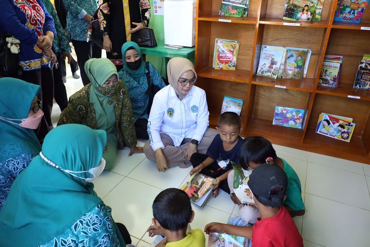 Ketua Tim Penggerak Pemberdayaan Kesejahteraan Keluarga (TP PKK) Kabupaten Tana Tidung, Kalimantan Utara, Vamelia Ibrahim, mewujudkan Taman Bacaan Masyarakat (TBM) sebagai solusi mengatasi learning loss.