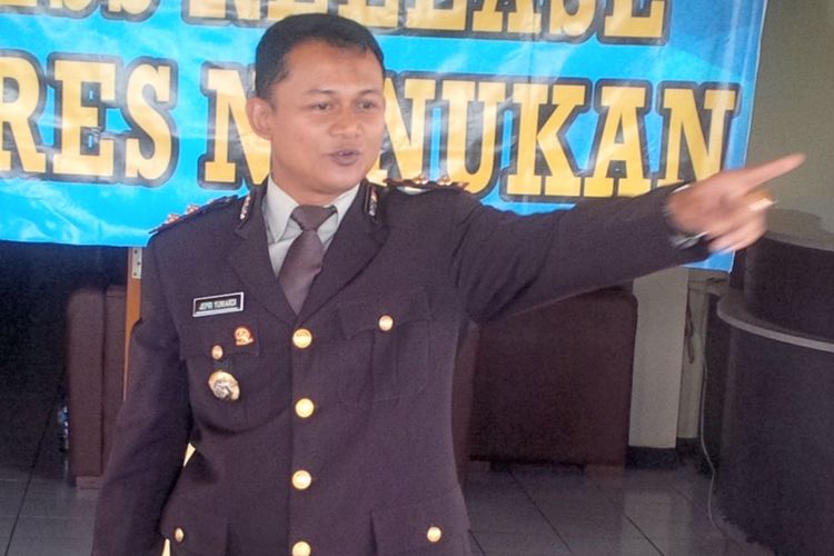 Kapolres Nunukan AKBP Jepri Yuniardi saat menjelaskan kasus pencabulan terhadap bocah 5 tahun oleh buruh sawit di Mapolres Nunukan, Selasa (25/7/2017).