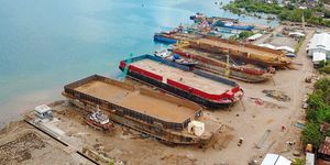 Tampak udara industri galangan kapal di Kabupaten Barru, Sulawesi Selatan yang memanfaatkan program Electrifying Marine dari PLN. Seluruh peralatan operasional telah menggunakan listrik dan berhasil menurunkan biaya operasional lebih dari 20 persen sekaligus mengurangi emisi gas buang di area galangan kapal.