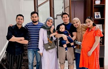 Foto jadul yang diunggah Raffi Ahmad dikomentar oleh Irwansyah dan Zaskia Sungkar.