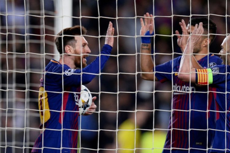 Pemain FC Barcelona, Lionel Messi, Luis Suarez, dan Andres Iniesta, merayakan gol yang dicetak ke gawang AS Roma dalam laga leg pertama perempat final Liga Champions di Stadion Camp Nou, Barcelona, Spanyol pada 4 April 2018.
