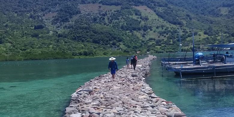 Bukit batu dan jembatan batu di Pulau Kojadoi, Kabupaten Sikka, Nusa Tenggara Timur, Sabtu (11/5/2019).