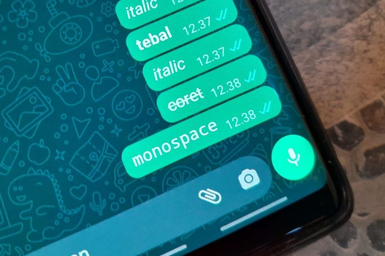 Cara membuat tulisan unik di WhatsApp dengan format monospace.
