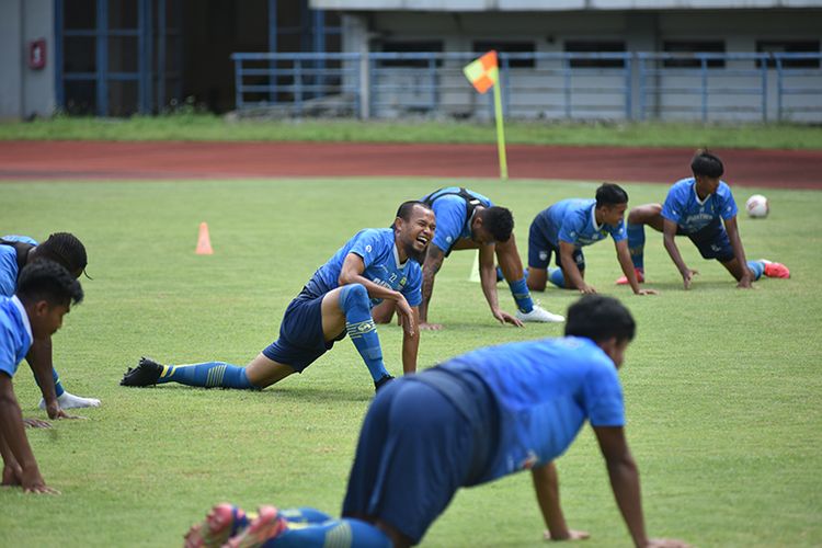 Para pemain Persib Bandung menjalani sesi latihan dalam masa persiapan menghadapi perempat final Piala Menpora 2021 di Stadion GBLA, Rabu (07/04/2021). 