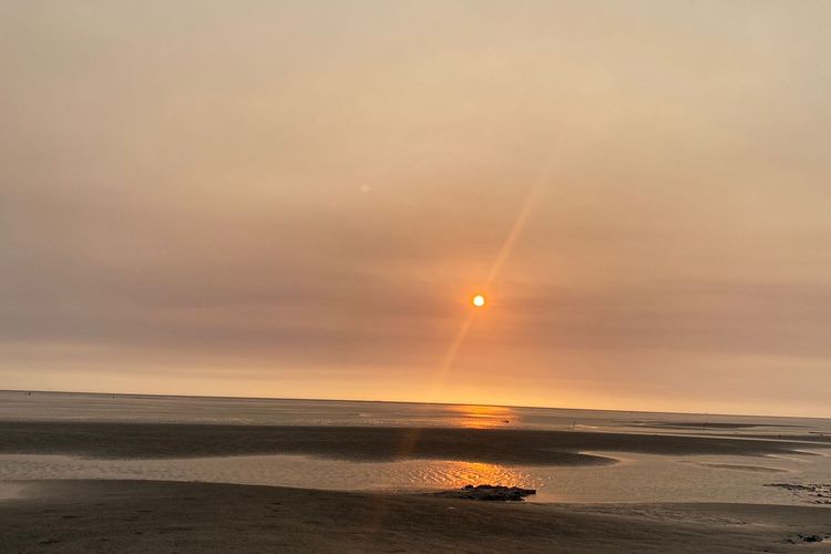 Pemandangan matahari tenggelam (sunset) Pantai Lampu Satu di Desa Samkai, Kecamatan Merauke, Papua Selatan, Minggu (13/11/2023). 