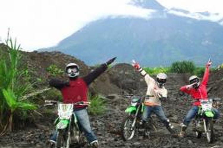 Jelajahi volcano tour dengan trail di Desa Kinahrejo yang berada di Umbulharjo, Cangkringan, Kabupaten Sleman, Daerah Istimewa Yogyakarta (DIY).