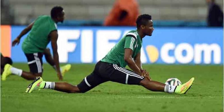 Gelandang Nigeria, John Obi Mikel, melakukan pemanasan dalam sesi latihan tim di Baixada Arena di Curitiba pada 15 Juni 2014.