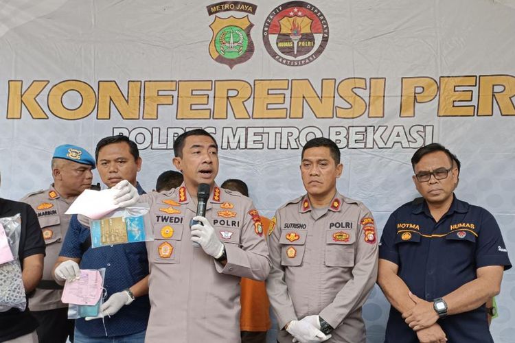 Kapolres Metro Bekasi Kombes Twedi Aditya Bennyahdi saat menggelar konferensi pers terkait kasus pencurian uang dengan modus ganjal mesin atm yang terjadi di wilayah Babelan, Kabupaten Bekasi, Jumat (3/1/2023).