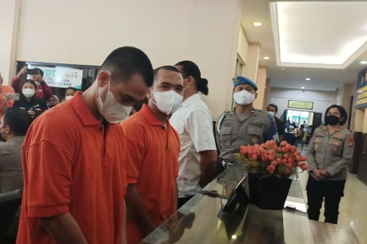 Polres Metro Jakarta Selatan telah menetapkan selebgram yang juga pengusaha pemilik gerai ponsel PS Store, Putra Siregar (PS) sebagai tersangka. Putra juga ditangkap bersama artis Rico Valentino (RV). 