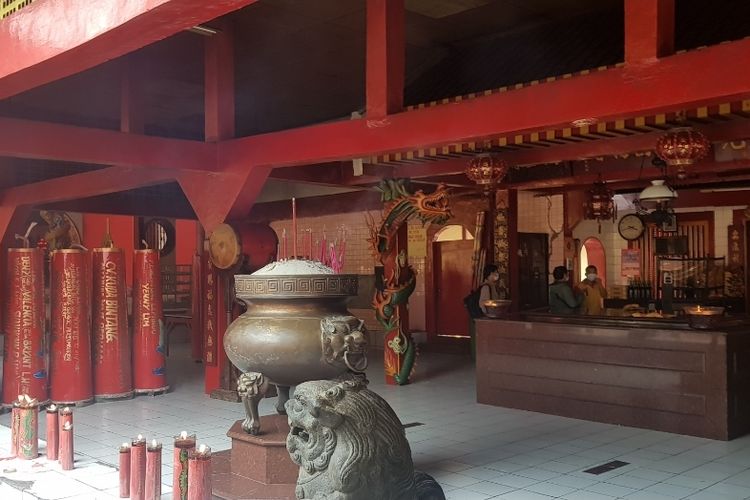 Salah satu persiapan perayaan Imlek di vihara Bahtera Bakti adalah dengan menata lilin di sekitar area sembahyang, Kamis (27/1/2022).