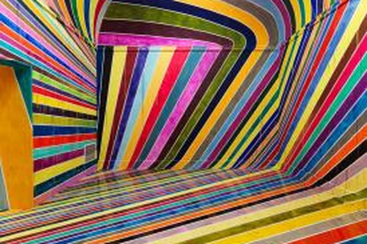 Dua ruang pameran di Kunsthalle, Nürnberg, menjadi sebuah kanvas tak berujung. Lantai, dinding, dan langit-langit dari situs seni di Jerman itu telah berpigmen dengan ragam garis paralel berwarna-warni. 