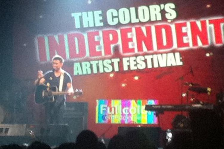 Penyanyi daril AS yang populer di YouTube, Joseph Vincent, tampil dalam The Color?s Independent Artist Festival 2014, yang diadakan di Tennis Indoor Senayan, Jakarta, Minggu (28/9/2014) malam.