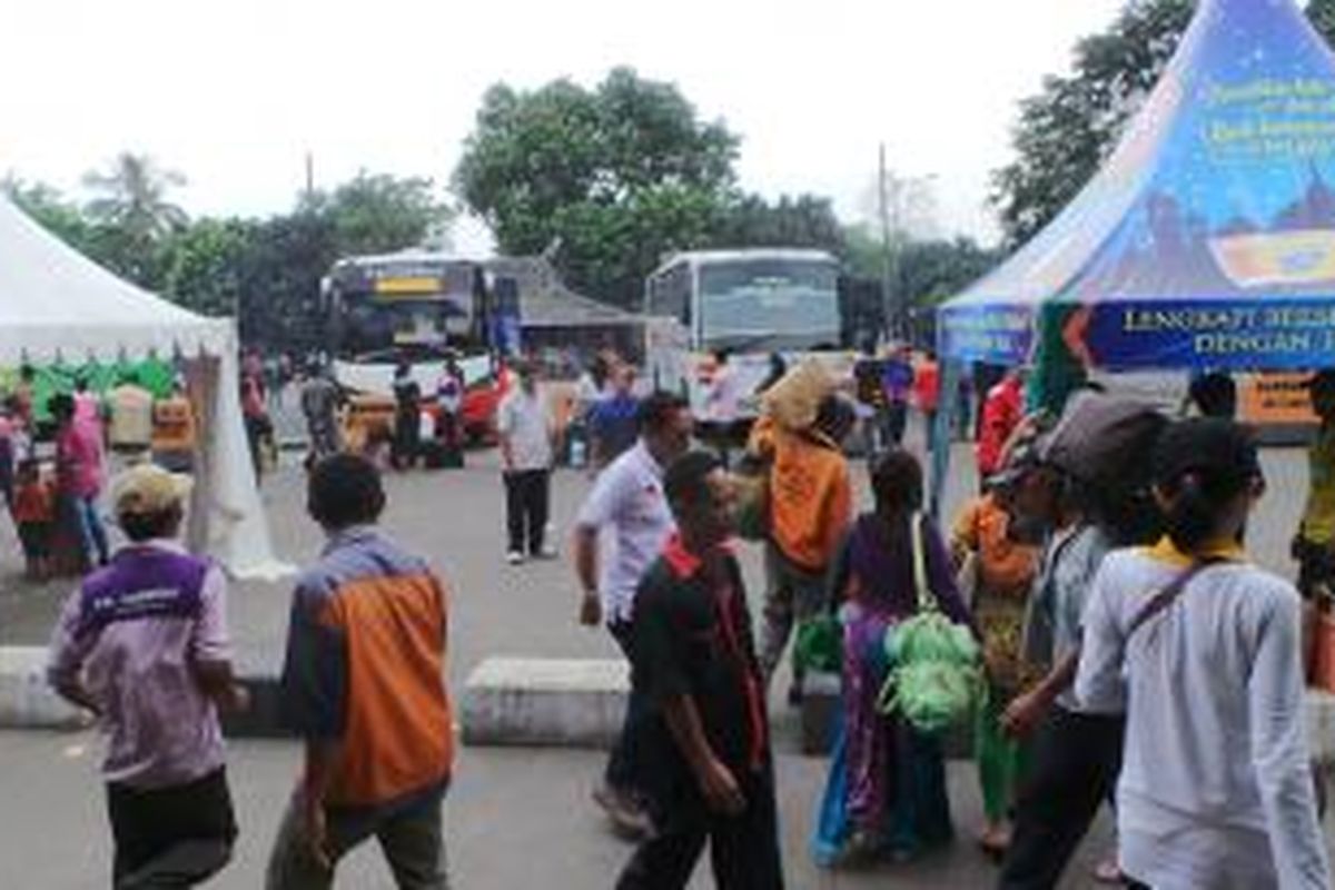 Suasana mudik Lebaran di Terminal Kampung Rambutan, Jakarta Timur. Jumat (25/7/2014).