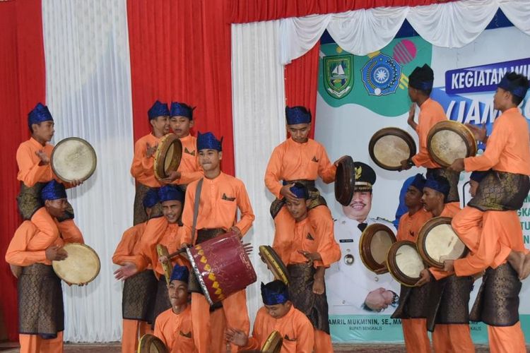 Kompang adalat salah satu alat musik Riau. 