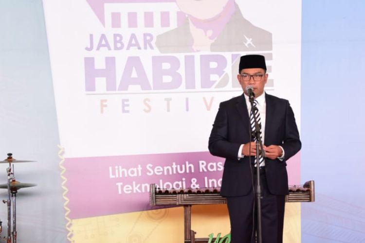 Gubernur Jawa Barat Ridwan Kamil membuka Jabar Habibie Festival 2018 di Aula Kampus Telkom University Bandung, Jumat (30/11/18).