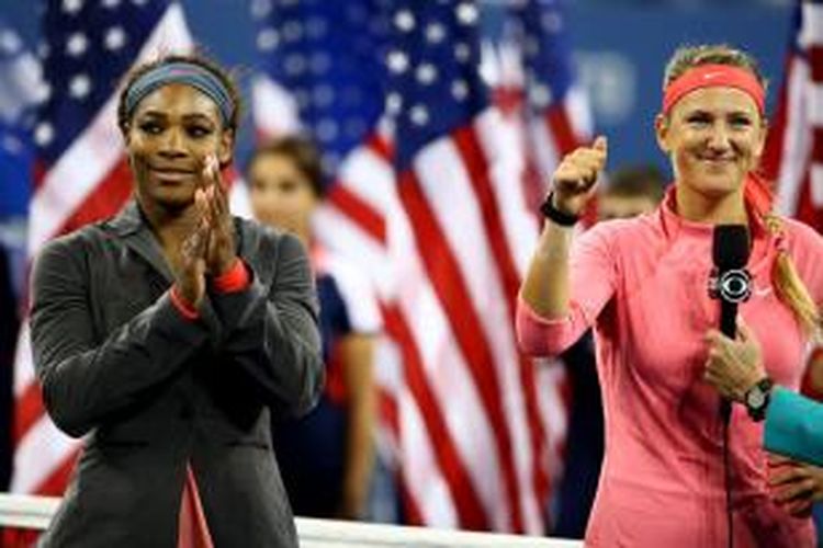 Petenis Amerika Serikat, Serena Williams (kiri) bertepuk tangan, saat Victoria Azarenka dari Belarusia diwawancara, setelah laga final US Open yang berlangsung di USTA Billie Jean King National Tennis Center, New York, Minggu (8/9/2013).