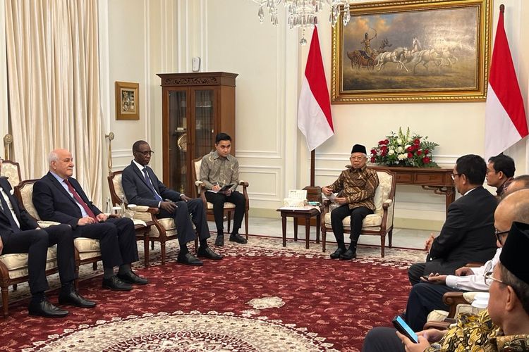 Wakil Presiden (Wapres) RI Ma’ruf Amin menerima kunjungan Biro Komite Palestina untuk Perserikatan Bangsa-Bangsa (PBB) di Istana Wakil Presiden, Jalan Merdeka Selatan, Jakarta Pusat, Kamis (4/7/2024) sore.