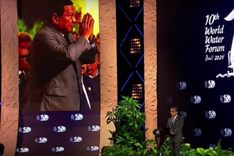 Momen saat Presiden Joko Widodo memperkenalkan Prabowo Subianto sebagai presiden terpilih kala membuka World Water Forum di Bali, Senin (20/5/2024).