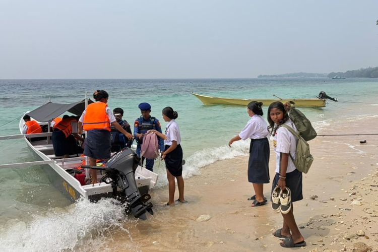 4 Polisi Patungan Beli Perahu untuk Bantu Seberangkan 23 Siswa di Morotai