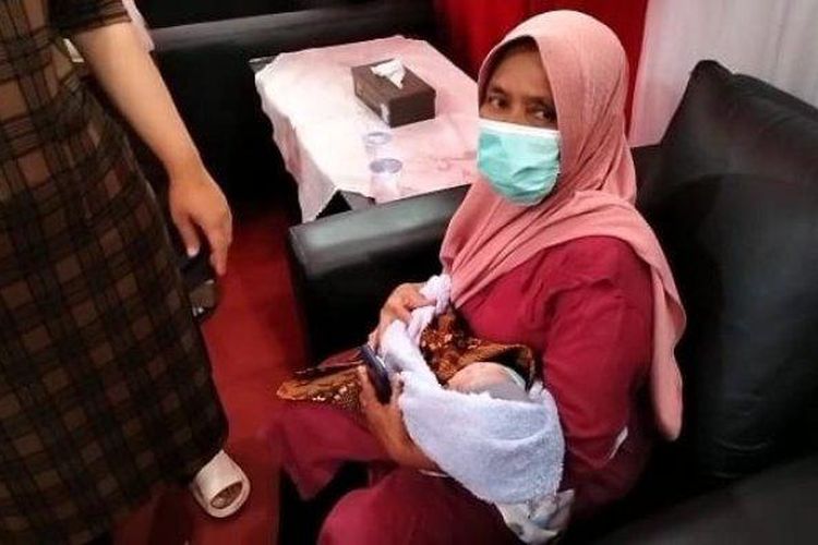 Yani melahirkan anak ketiganya di ambulans akibat kemacetan yang terjadi di exit Tol Bocimi Seksi II, Senin (24/4/2023).