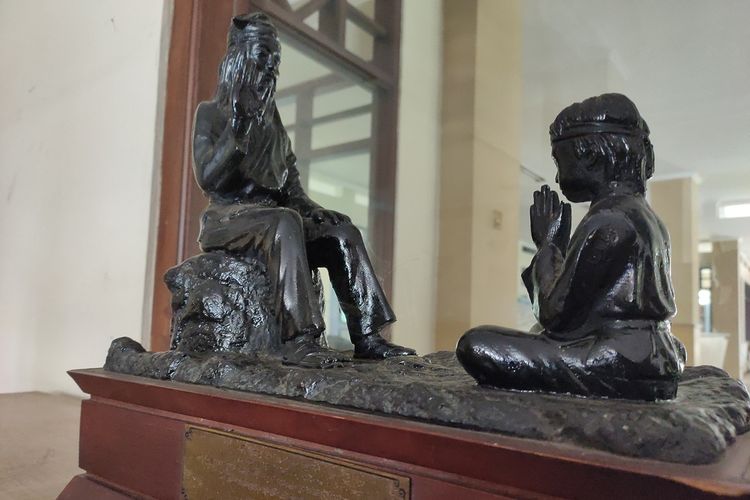 Miniatur patung ucapan terima kasih persatuan pencak silat seluruh indonesia di Museum Padepokan Pencak Silat Indonesia, Jakarta Timur. Miniatur ini menggambarkan seorang murid pencak silat yang sedang berguru pada seorang sesepuh pencak silat.
