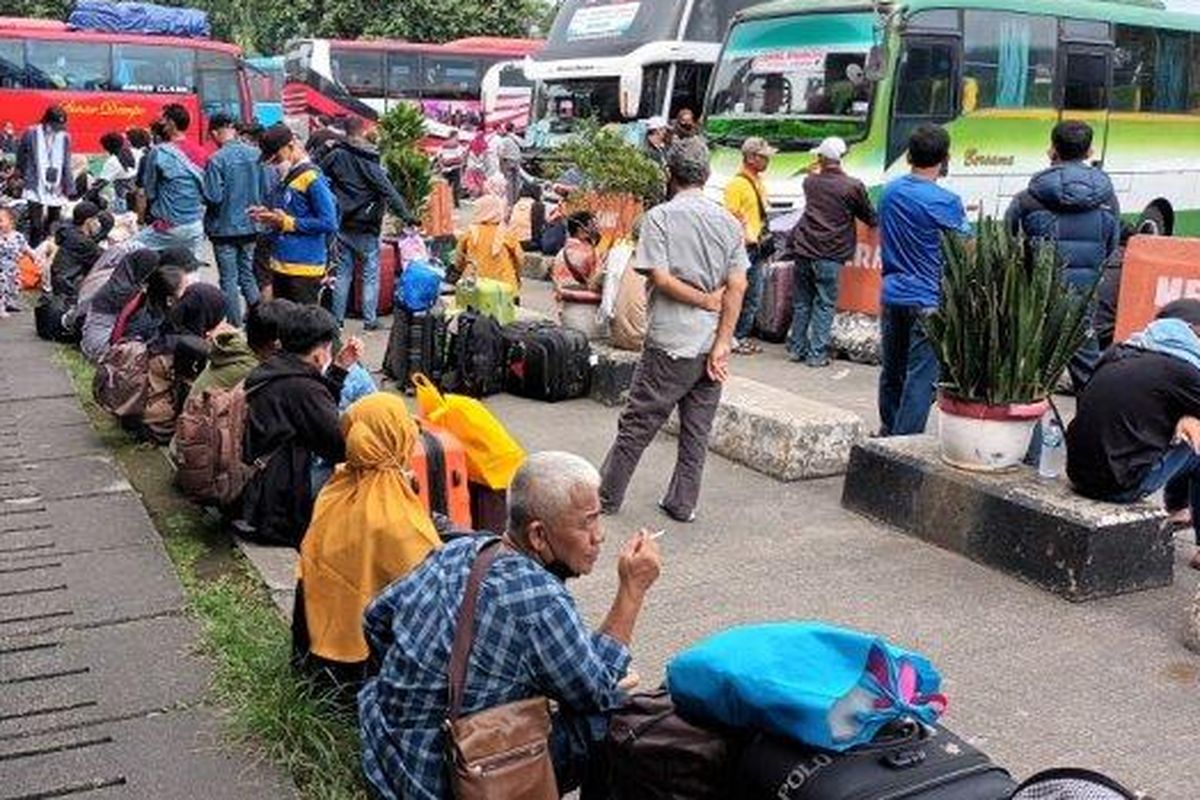Tampak area tunggu keberangkatan penumpang bus AKAP di Terminal Kampung Rambutan, Jakarta Timur, Jumat (29/4/2022).
