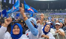 Bandung Biru, Ratusan Ribu Warga Semarakkan Kampanye Akbar Prabowo-Gibran
