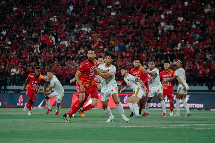 Suasana perebutan bola dalam laga leg pertama playoff internal Liga Champions Asia 2023-2024 antara Bali United vs PSM Makassar di Stadion Kapten I Wayan Dipta, Gianyar, Selasa (6/6/2023).