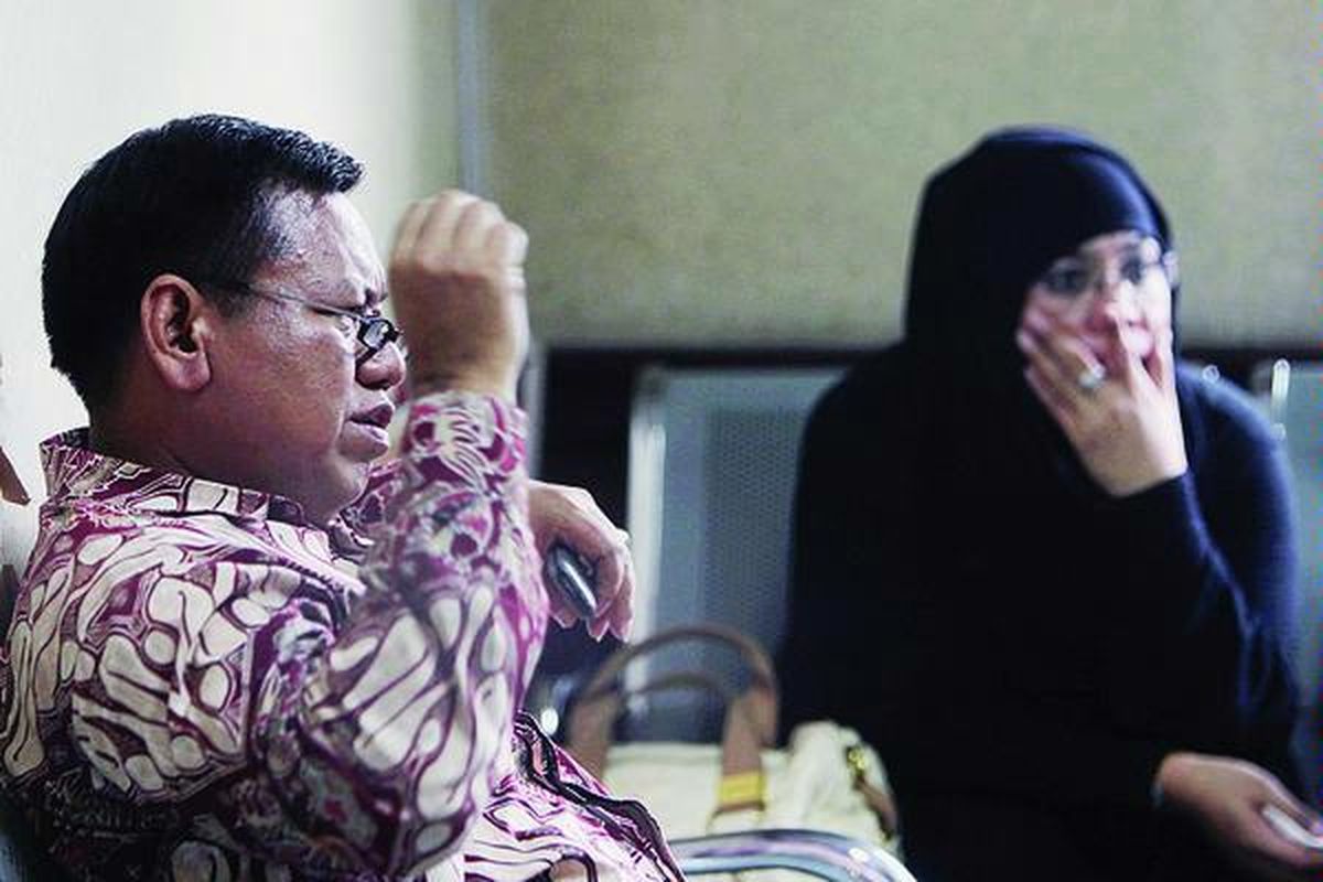 Kuasa direksi PT Alam Jaya Papua, Dharnawati (kanan), menunggu di ruang tunggu terdakwa saat akan mengikuti sidang lanjutan dengan agenda saksi di Pengadilan Tindak Pidana Korupsi, Jakarta, Senin (2/1). Sidang terdakwa kasus suap pencairan dana Percepatan Pembangunan Infrastruktur Daerah Transmigrasi tahun 2011 rencananya akan menghadirkan Sesditjen Pembinaan dan Pengembangan Kawasan Transmigrasi (P2KT) Kemenakertrans I Nyoman Suisnaya (kiri) dan Kabag Program Evaluasi Ditjen P2KT Dadong Irbarelawan sebagai saksi.