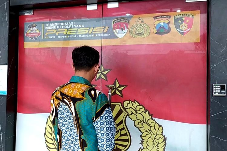 ES, sosok yang melakukan orasi dengan narasi perang Badar di depan ratusan simpatisan MSA, anak kiai yang tersangka pencabulan, menjalani pemeriksaan di Mapolres Jombang, Jawa Timur, Rabu (13/7/2022).