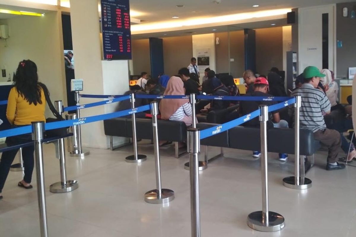 Suasana kantor cabang Bank Mandiri di Batam, Kepulauan Riau. 
