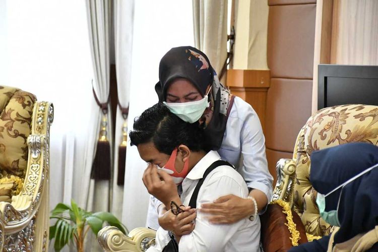 Bupati Luwu Utara, Indah Putri Indriani, terharu dan menangis saat menerima bantuan kemanusiaan dari Forum Anak Kabupaten Barru pada Selasa (28/7/2020) kemarin di Masamba.