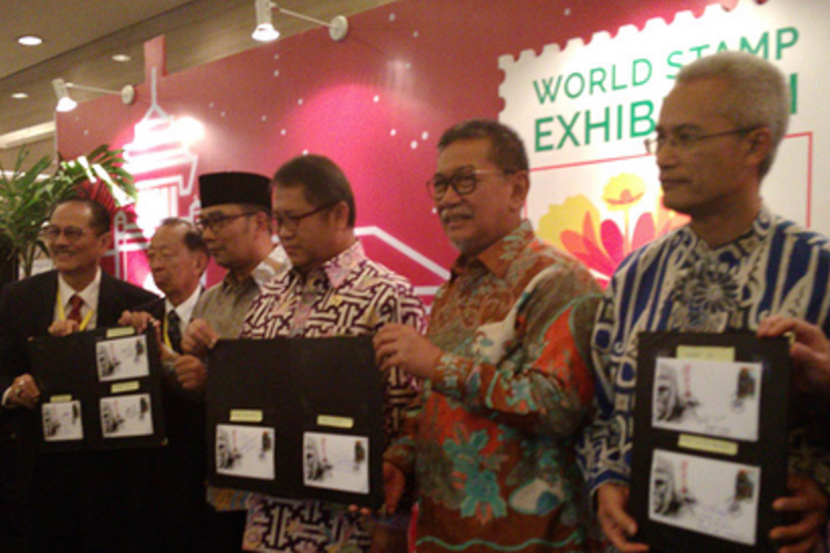 Wakil Gubernur Jawa Barat Deddy Mizwar membubuhkan tanda tangan pada sampul hari pertama World Stamp Day 2017. World Stamp Day yang digelar 3-7 Agustus 2017 itu digelar di Trans Studio Bandung. Menkominfo Rudiantara dan Direktur Utama PT Pos Indonesia (Persero) Gilarsi hadir dalam pembukaan acara pameran itu.