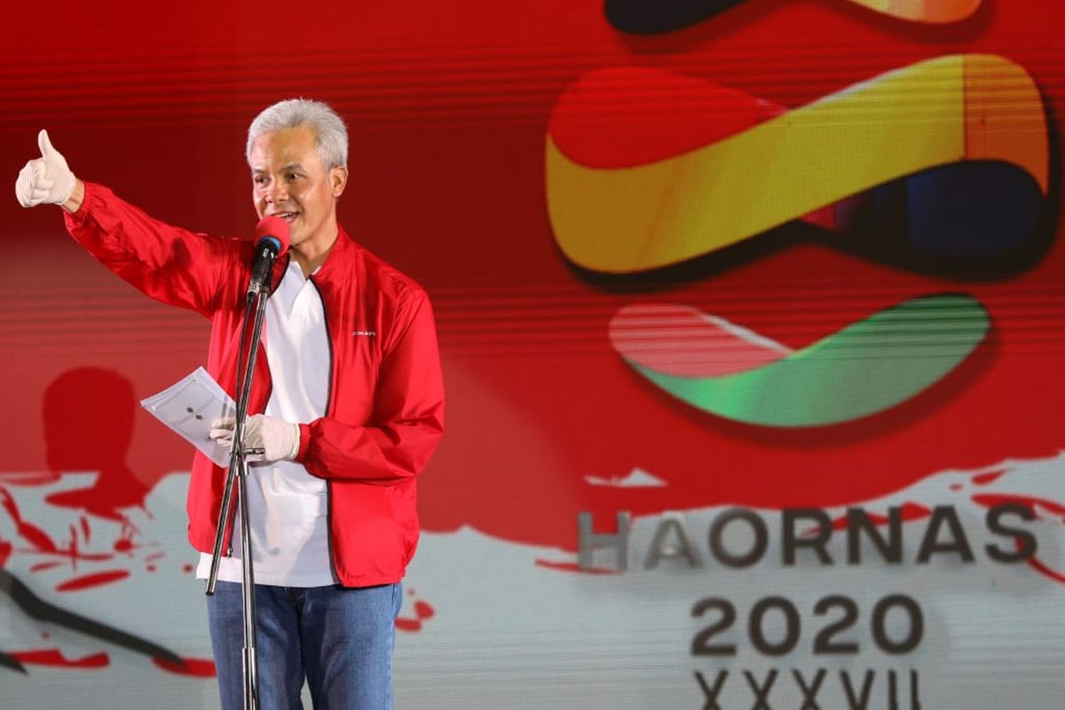 Ganjar Pranowo mengenakan masker di saat menghadiri peringatan Hari Olahraga Nasional (Haornas) di GOR Pesantenan Kabupaten Pati, Rabu (10/9/2020).