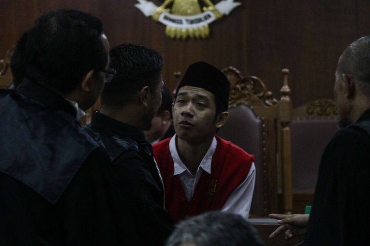 Lutfi Alfiandi, pemuda yang fotonya viral sedang membawa bendera Merah Putih saat kerusuhan di kawasan DPR, Jakarta, September 2019, menangis usai pembacaan vonis di Pengadilan Negeri Jakarta Pusat, Kamis (30/1/2020). Ia divonis empat bulan penjara atas kasus tindak pidana kejahatan terhadap aparat.