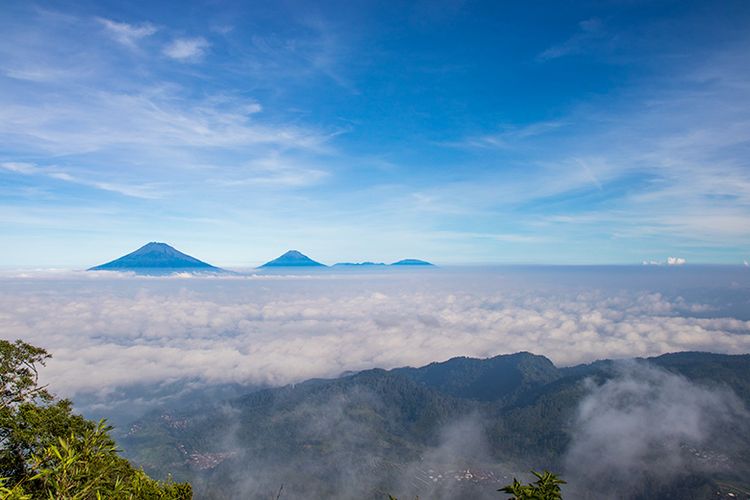 Panorama Gunung Sumbing, Sindoro, dan Prau dari Gunung Telomoyo, serta pegunungan di sekitarnya.