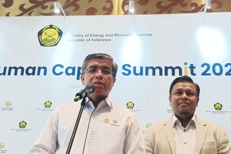 Menaker Yassierli memberikan keterangan usai menghadiri Human Capital Summit 2025 di JCC, Senayan, Jakarta, Rabu (7/5/2025).