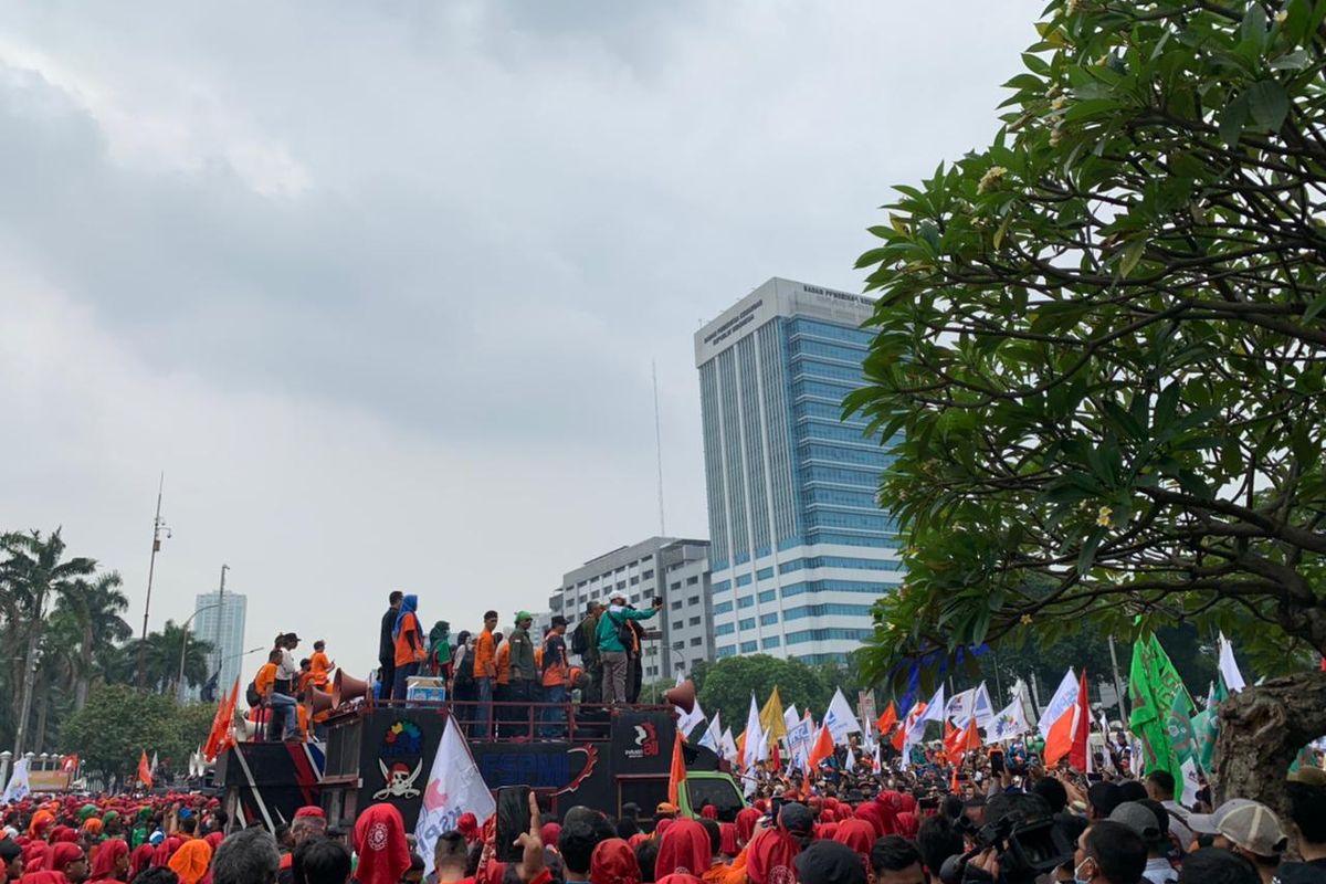 Sejumlah organisasi buruh menggelar aksi unjuk rasa menolak revisi UU P3, menolak Omnibus Law UU Cipta Kerja di depan Gedung DPR/MPR RI, Jakarta pada Rabu (15/6/2022).
