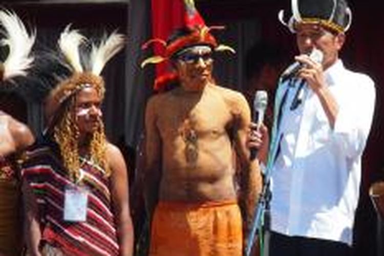 Presiden Joko Widodo berdialog dengan sejumlah masyarakat adat di Papua, Minggu (28/12/14)  di Lembah Baliem di Wamena, Papua. Lebih dari seribu masyarakat adat dan kepala suku hadir bertatap muka dengan Presiden.