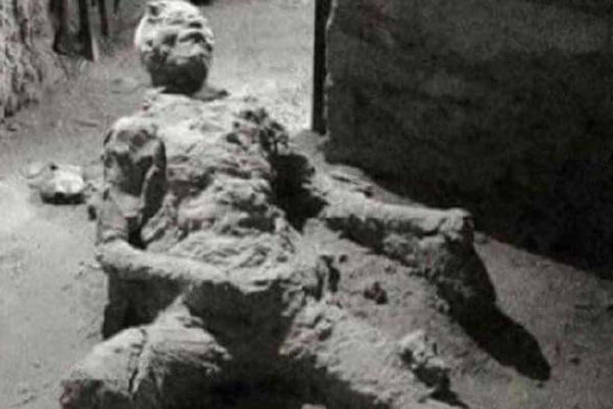 Foto seorang korban letusan Vesuvius di Pompeii yang menjadi viral di internet