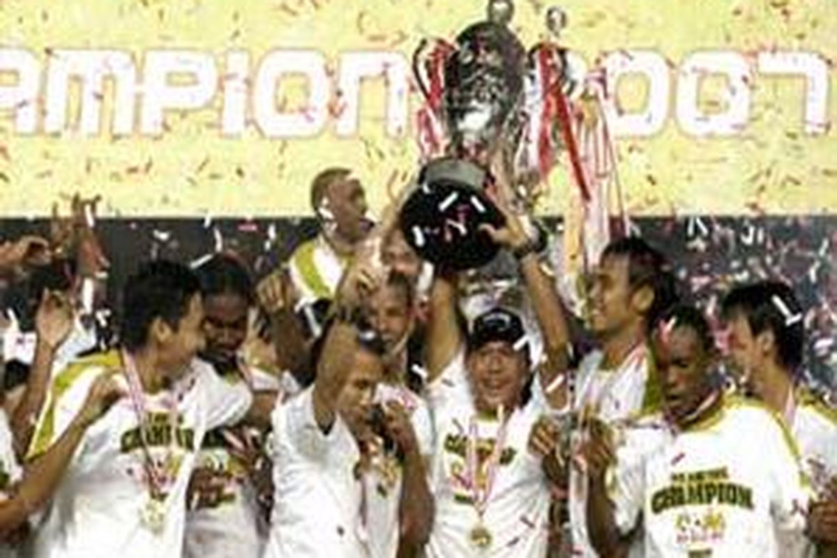 Sriwijaya FC mengangkat trofi Copa Dji Sam Soe 2008.