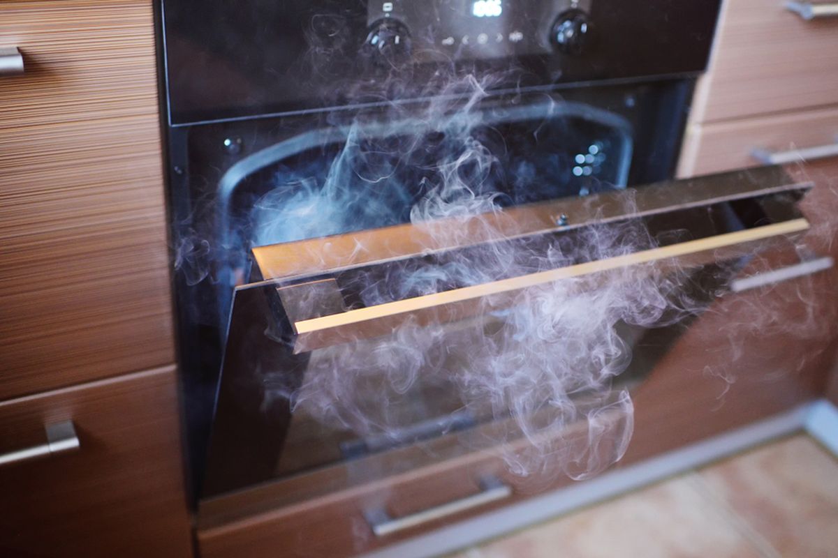 6 Kesalahan Umum Penggunaan Oven yang Berpotensi Picu Kebakaran di Rumah