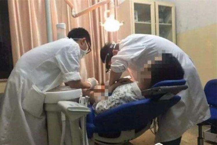 Dua orang dokter gigi di sebuah rumah sakit di kota Linhai, China dengan menggunakan bor mencoba mengancurkan kunci pas yang menjepit penis seorang pria.