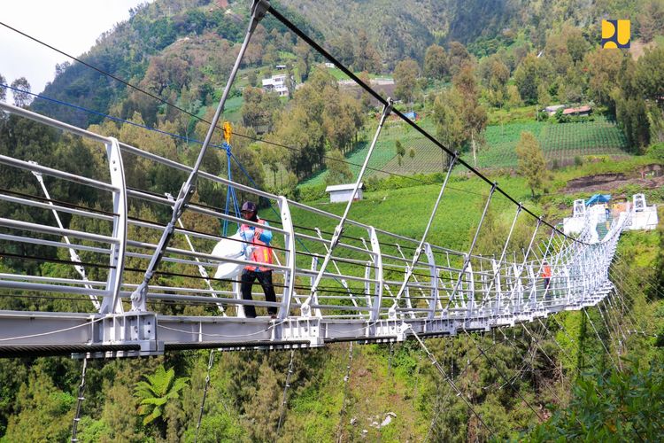 Jembatan Kaca Seruni Point di Kawasan Bromo-Tengger-Semeru (BTS) saat menjalani uji beban, pada Sabtu (17/12/2022).