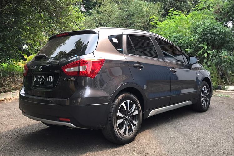 Dari belakang, tampilan Suzuki SX-4 S-Cross masih sama seperti pendahulunya.