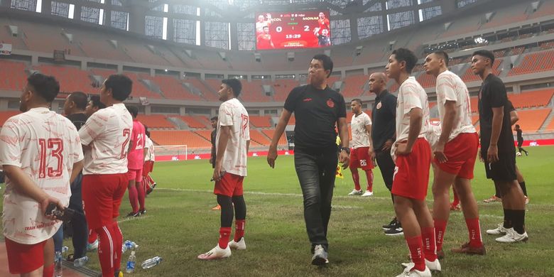 Para jurnalis dan sejumlah pemain Persija berdiri di pinggir lapangan utama Jakarta International Stadium (JIS) setelah tampil dalam Trofeo Silaturahmi Jakarta, Sabtu (7/5/2022).
