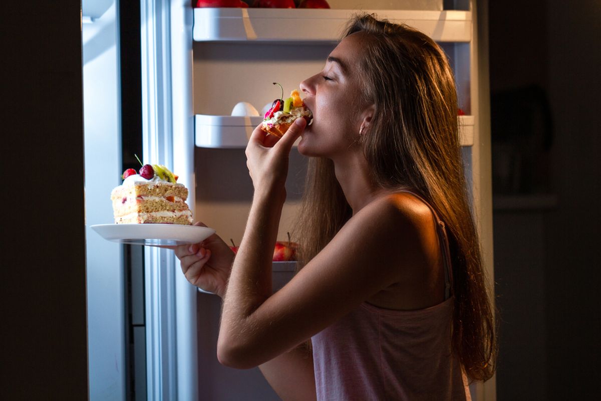 Makan sebelum tidur bisa memicu asam lambung dan membuat tidur ngiler. Jadi untuk mengatasi ngiler saat tidur, hindari kebiasaan ini.