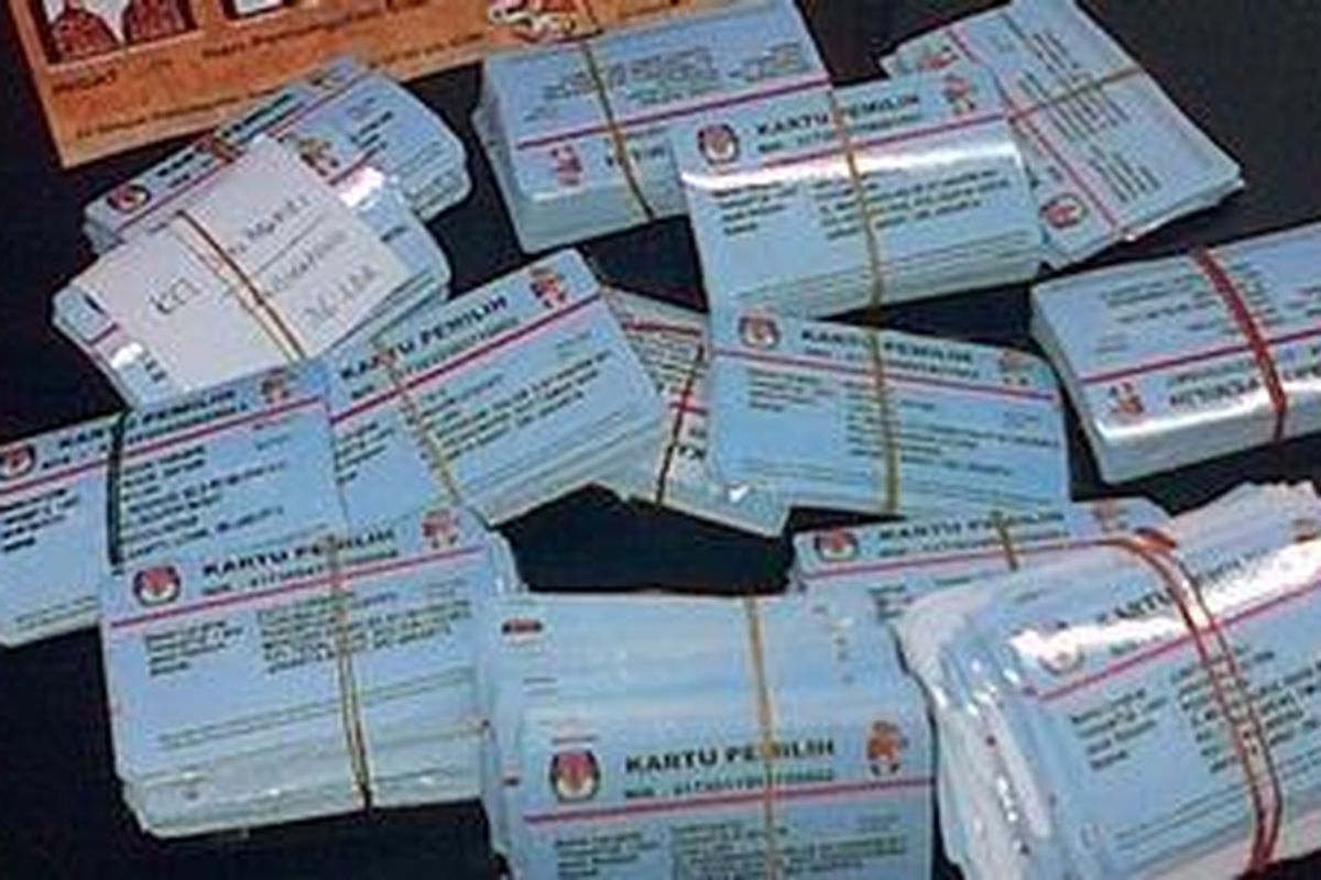 Sebanyak 6.798 kartu pemilih ditarik kembali KPU Jakarta Barat, Selasa (10/7/2012). Penarikan tersebut dikarenakan masih ditemukannya Daftar Pemilih Tetap (DPT) ganda yang ditemukan di Jakarta Barat. Hasil Pleno cagub-cawagub bersama KPU DKI menyatakan data pasti DPT di Jakarta Barat adalah 1.496.636 suara.